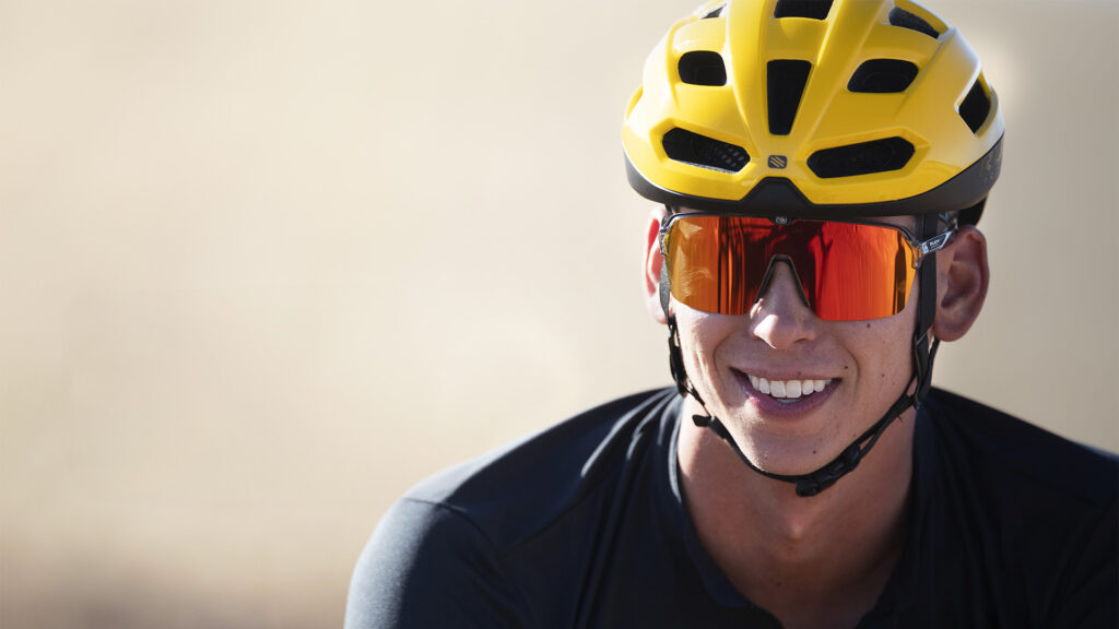 Ciclista in azione che indossa casco aerodinamico Rudy Project Skudo e occhiali sportivi Rudy Project Spinshield Air, ideali per performance elevate e massima protezione a Livigno.